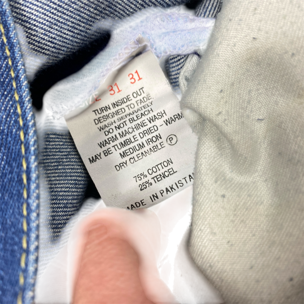 2001 engineered Levi's - 32W x 29L