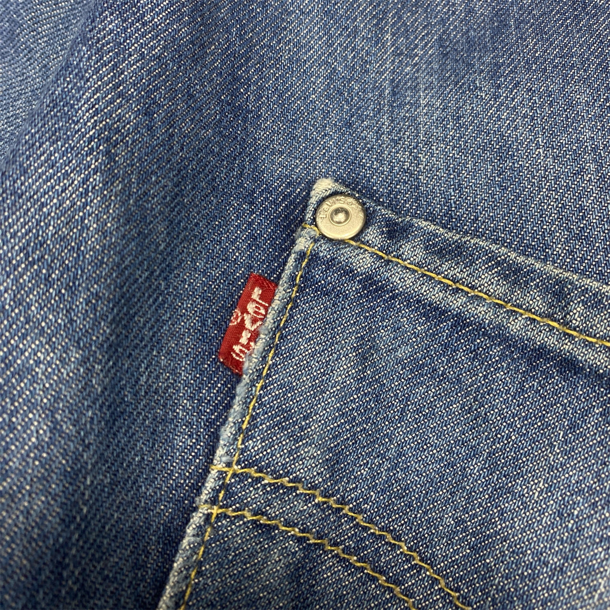 2001 engineered Levi's - 32W x 29L