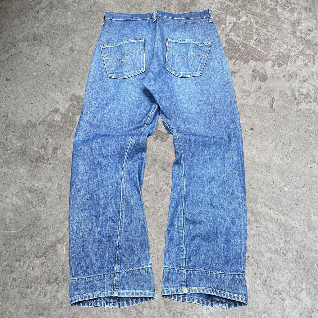 2001 engineered Levi's - 32W x 29L
