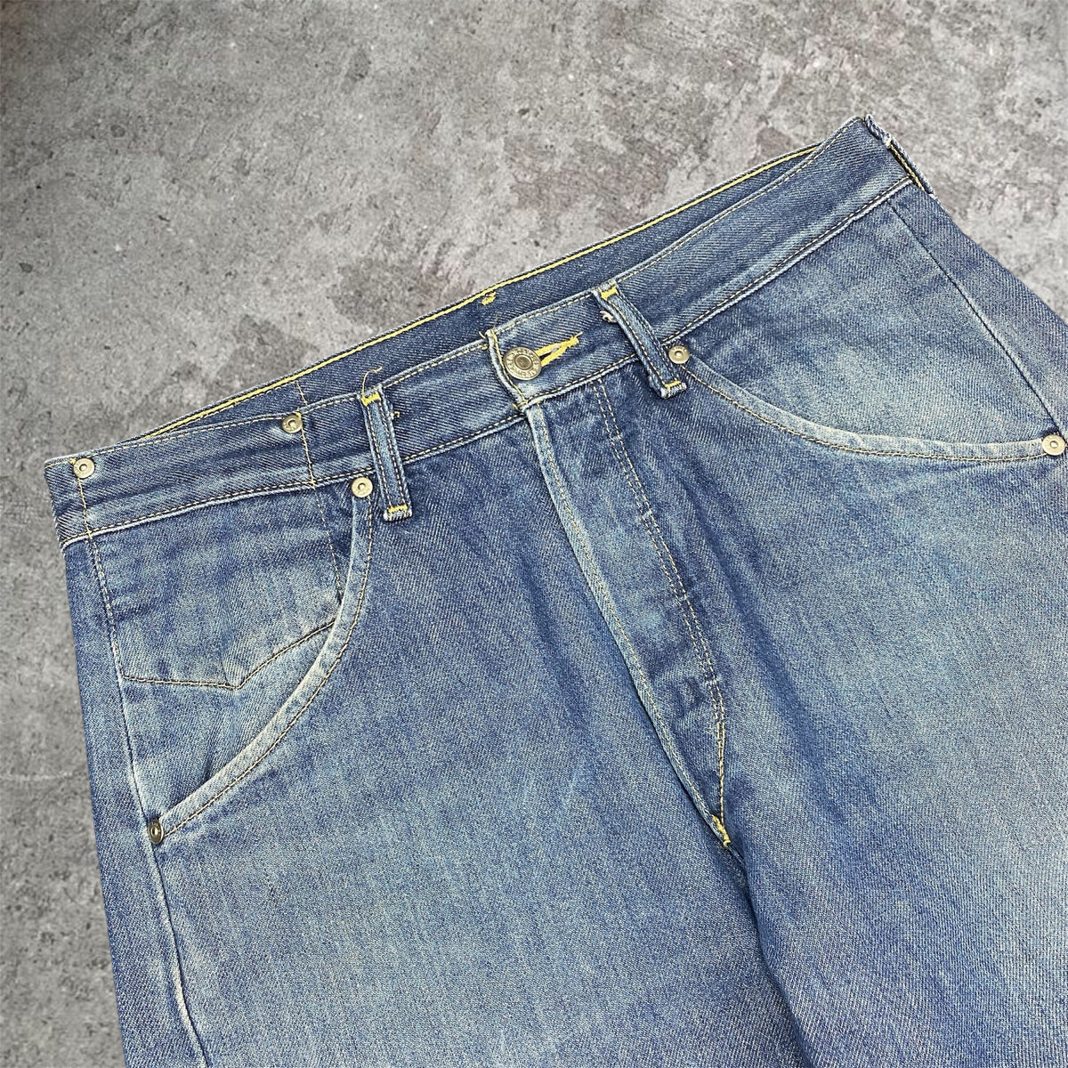 2001 engineered Levi's - 32W x 29L