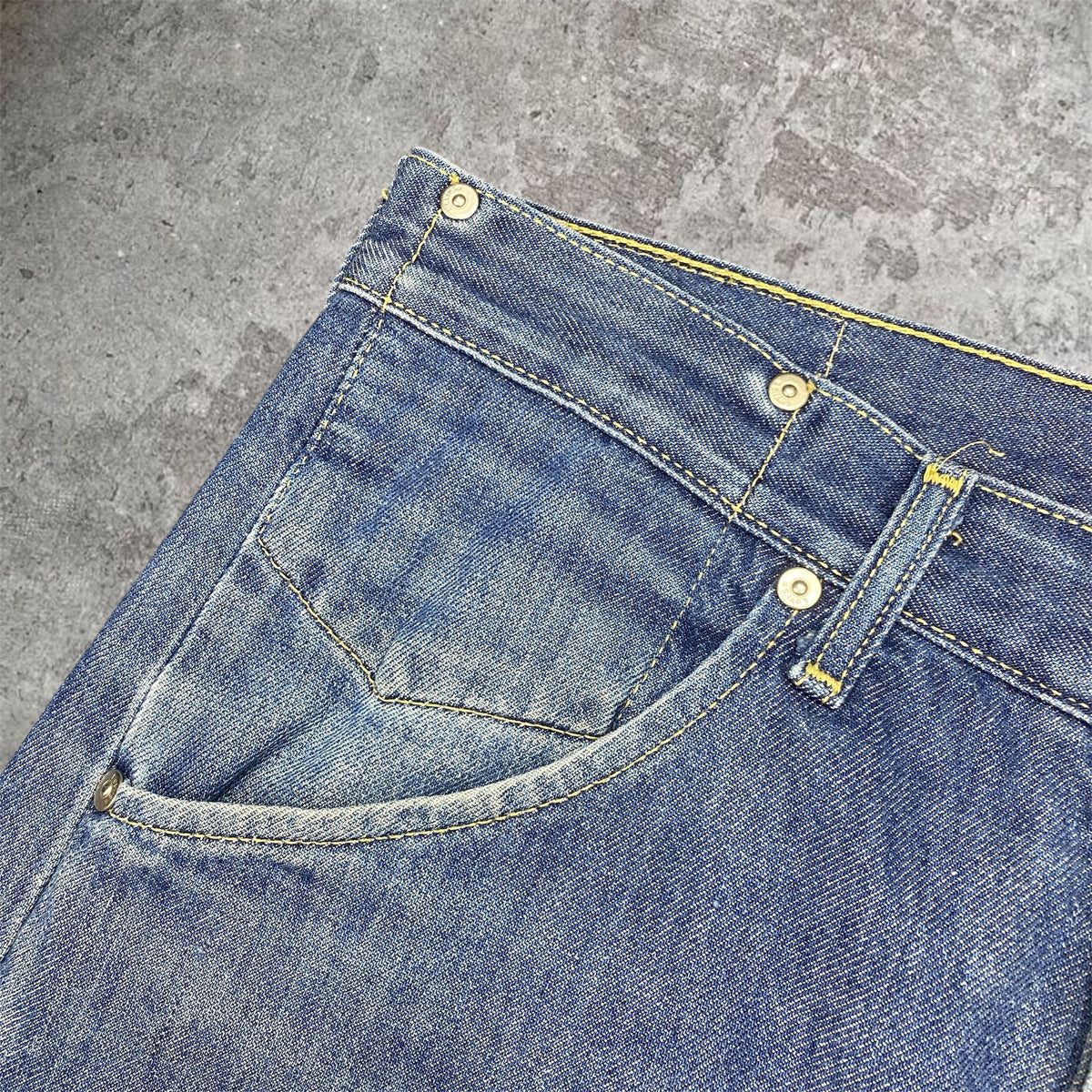 2001 engineered Levi's - 32W x 29L