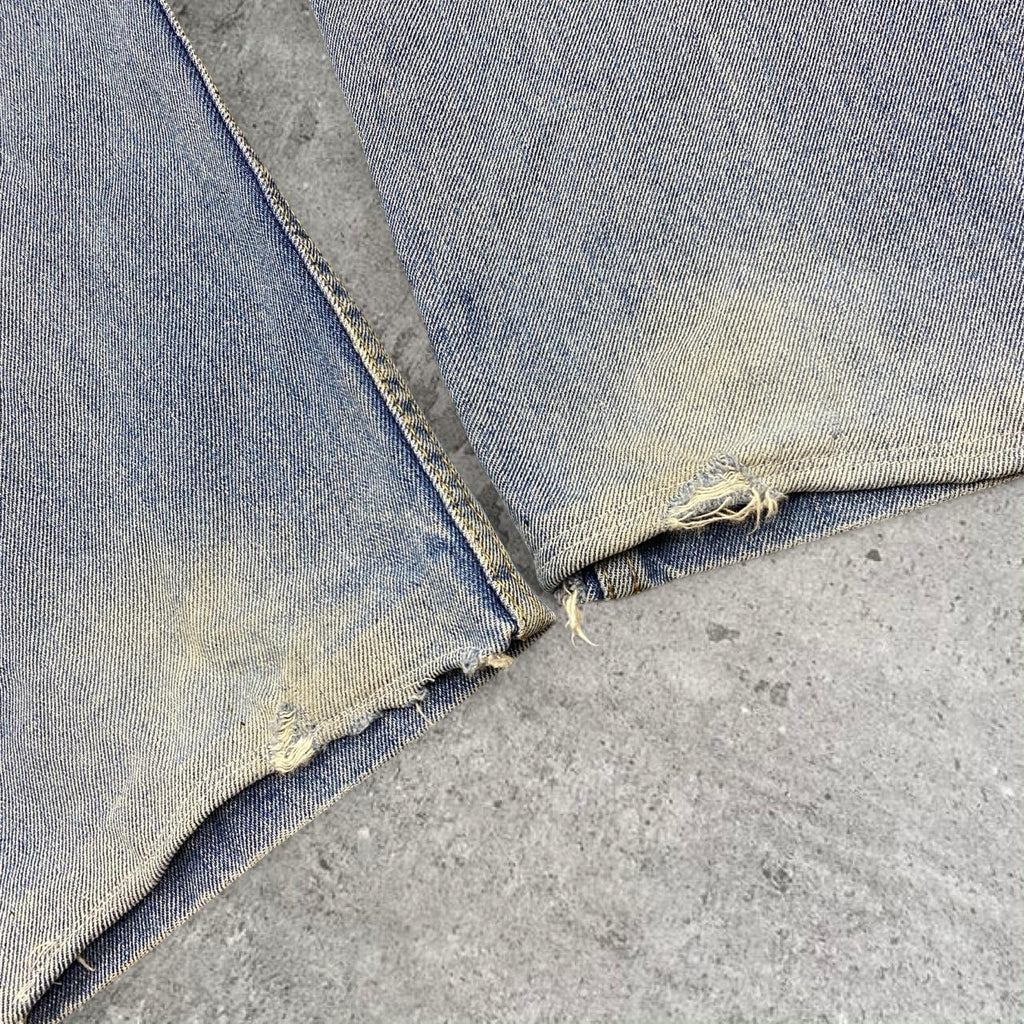 Sick 2000s washed straight cut/ tapered jeans, measures 34W x 27.5L