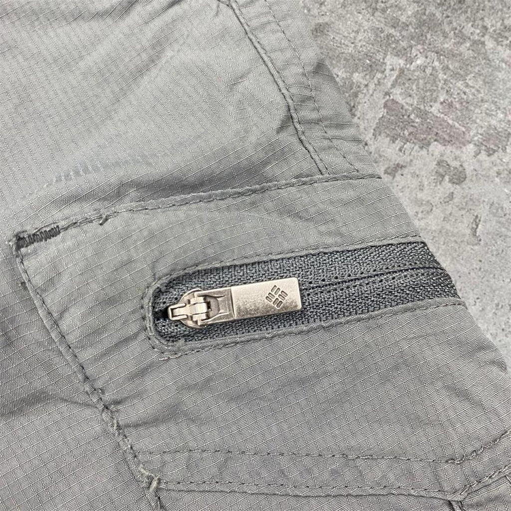 Sick 2000s embroidered Colombia hiking shorts, measures 37W x 21” outseam length