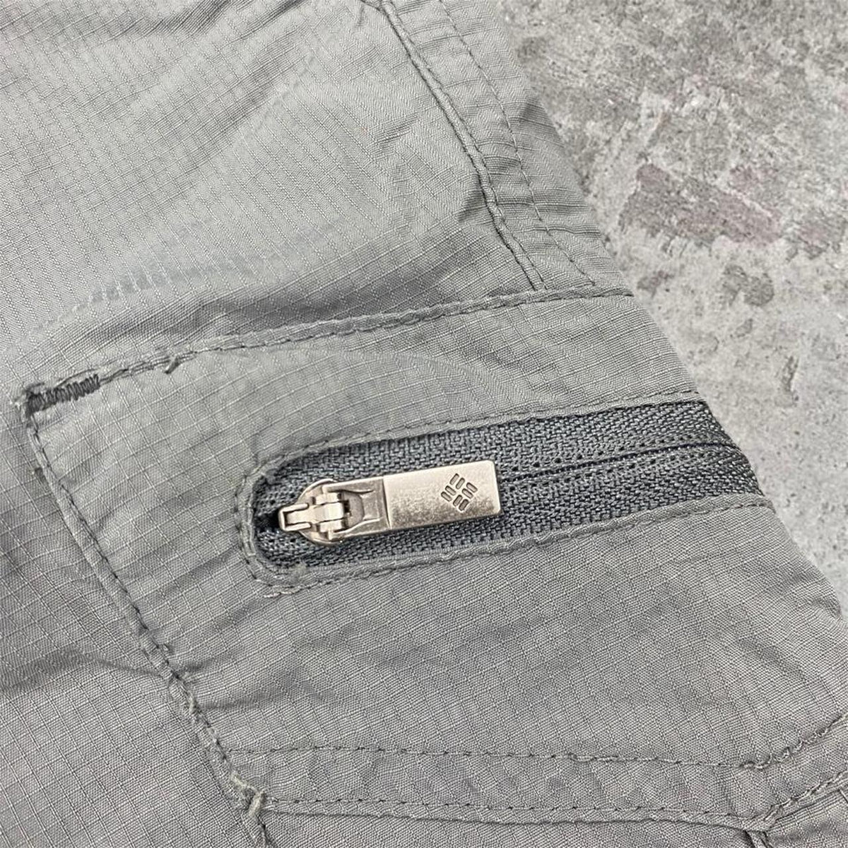Sick 2000s embroidered Colombia hiking shorts, measures 37W x 21” outseam length