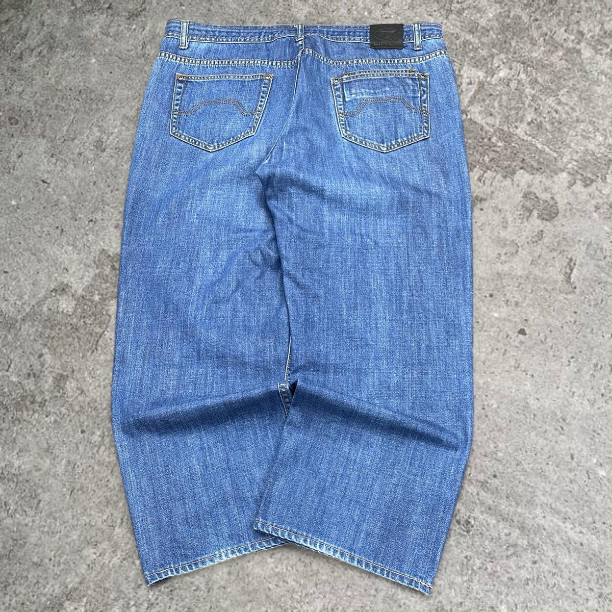 Sick 2000s washed baggy tapered jeans, measures 38W x 25L