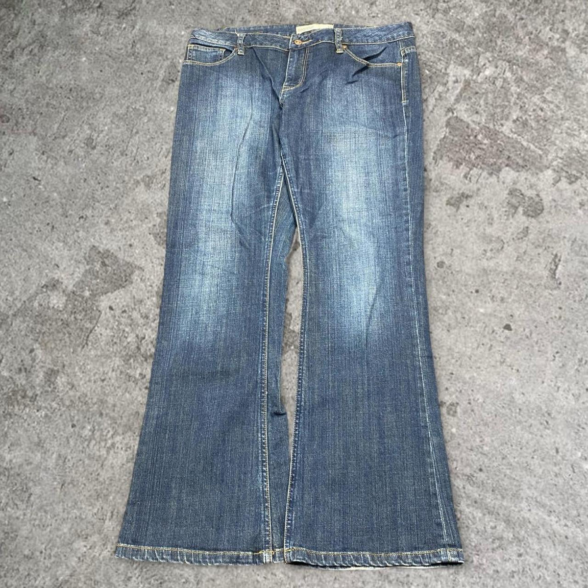 Sick 2000s low rise bootcut washed jeans, measures 35W x 30L