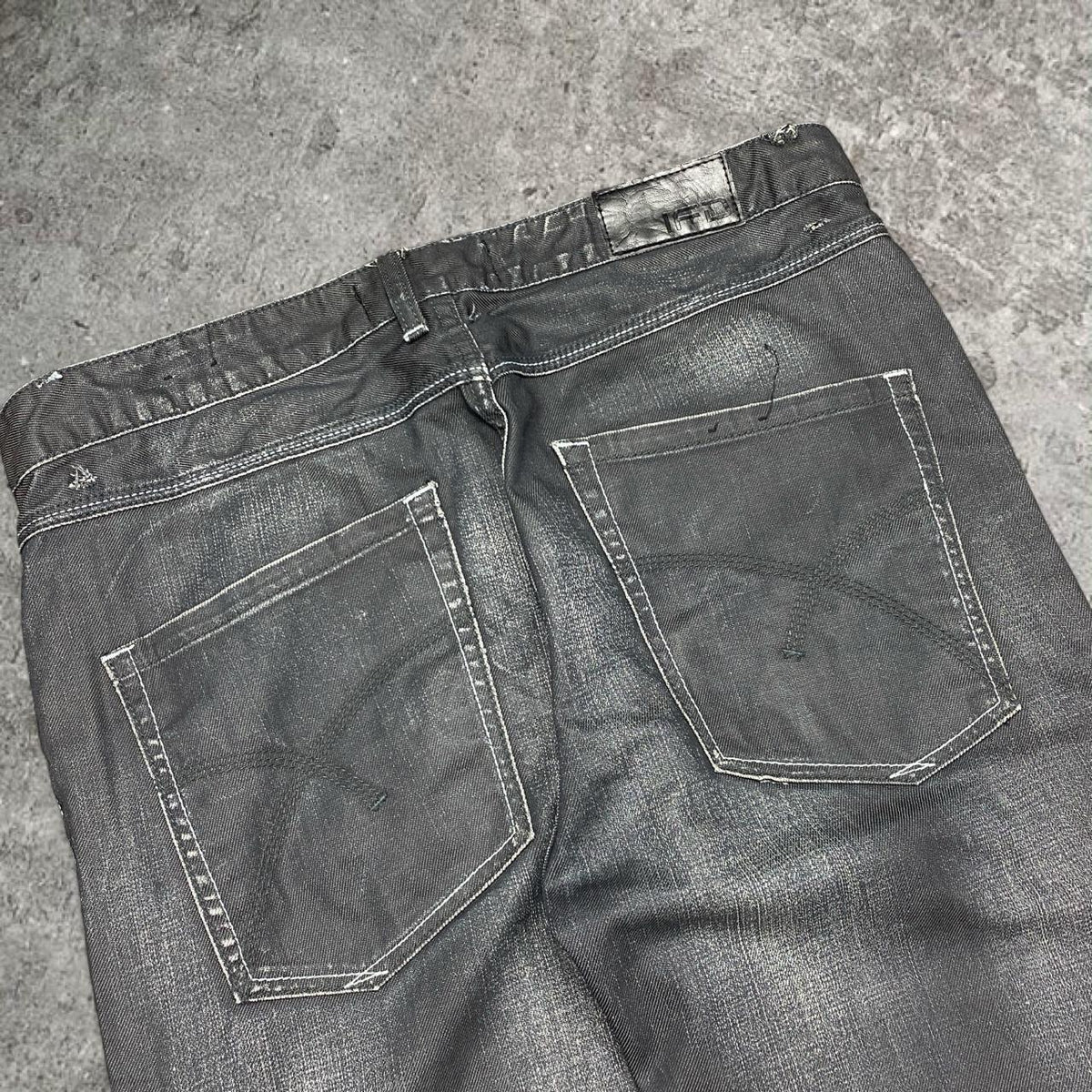Sick 2000s Y2K washed black/ grey straight cut/ bootcut jeans, measures 37W x 28.5L