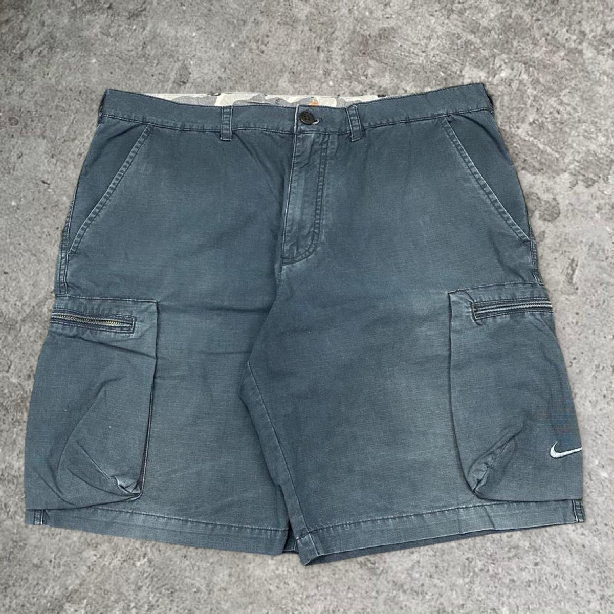 Sick 2000s embroidered Nike cargo shorts, measures 38W x 21” outseam