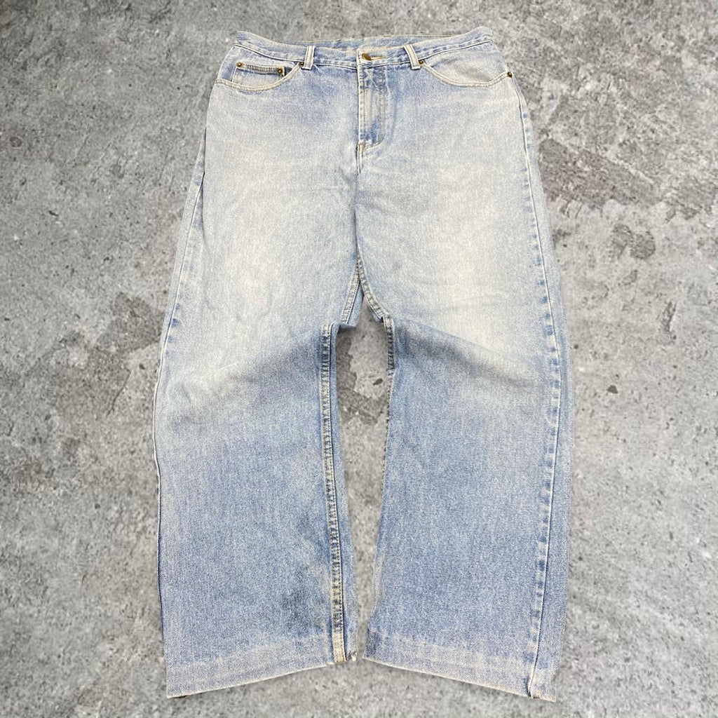 Sick 2000s washed straight cut/ tapered jeans, measures 34W x 27.5L