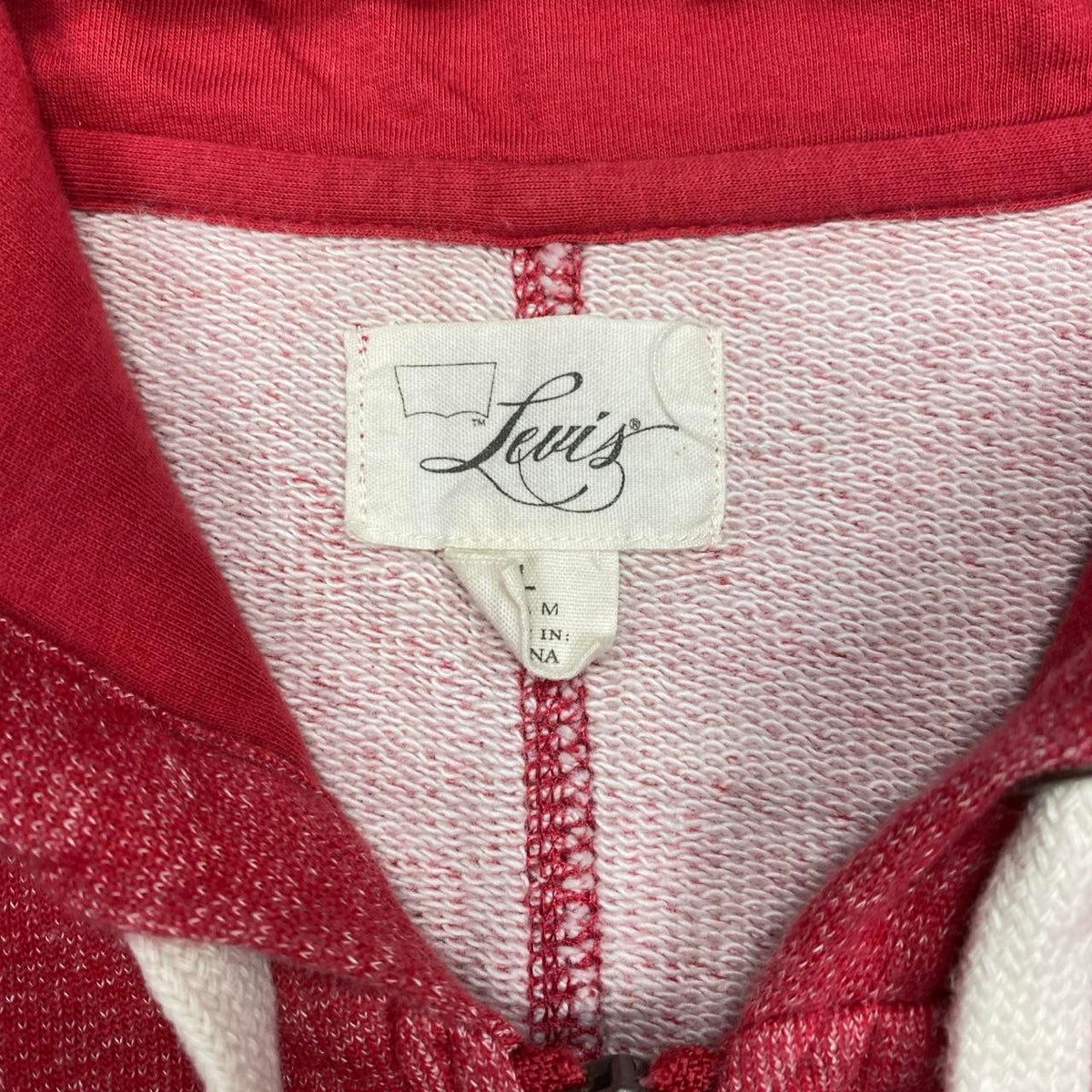Cute 2000s Levi’s boxy/ cropped hoodie, fits M womens best