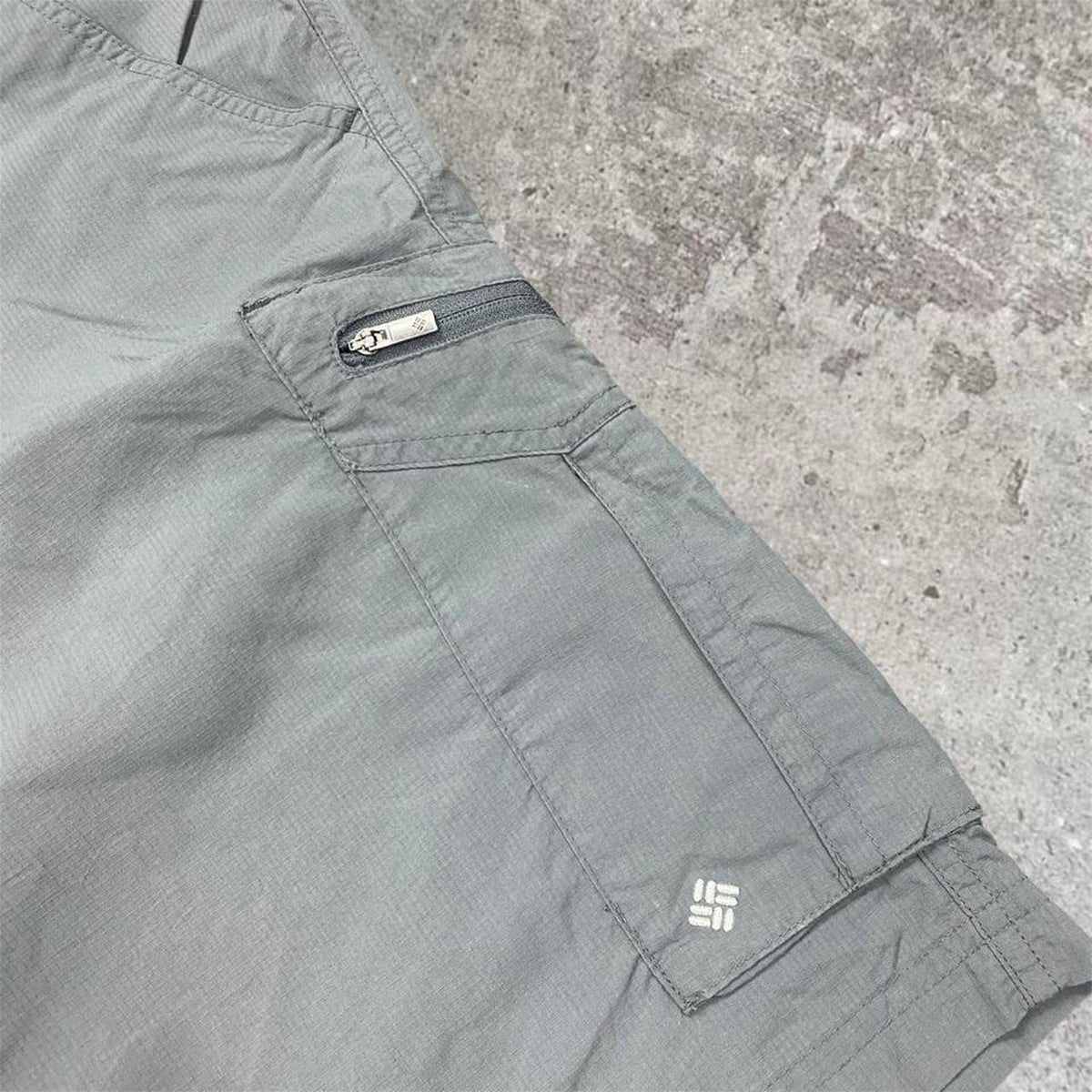 Sick 2000s embroidered Colombia hiking shorts, measures 37W x 21” outseam length