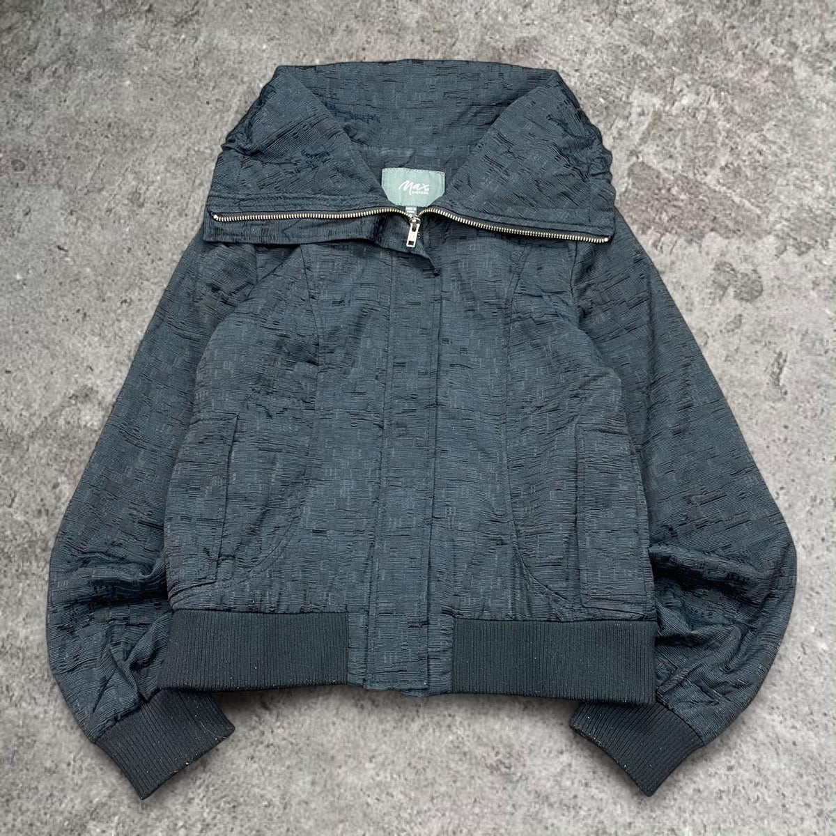 Cute 2000s Max textured zip up black jacket, tagged size 6