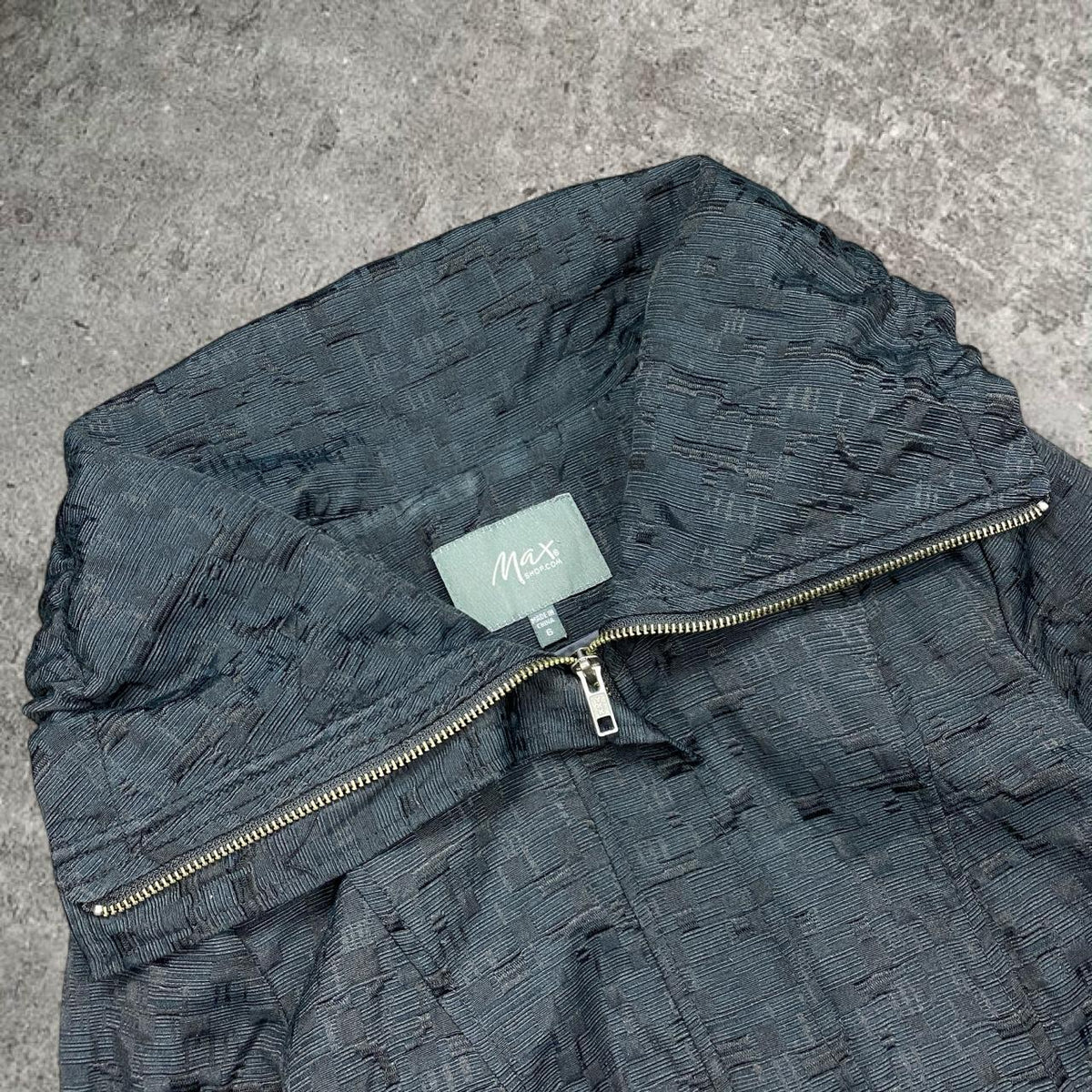 Cute 2000s Max textured zip up black jacket, tagged size 6