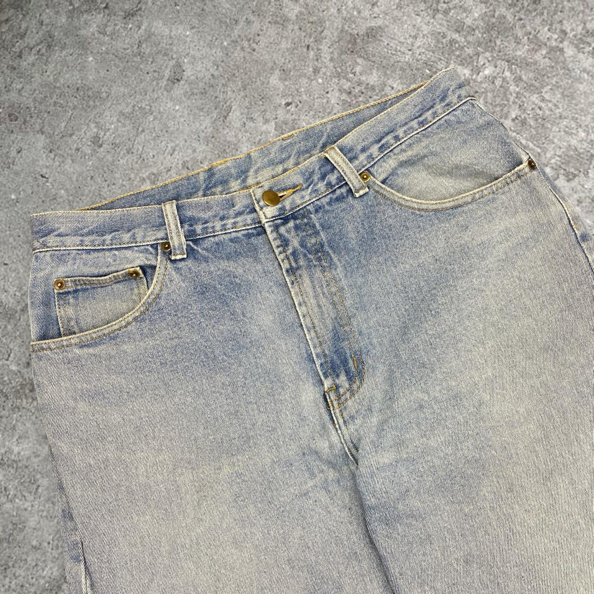 Sick 2000s washed straight cut/ tapered jeans, measures 34W x 27.5L