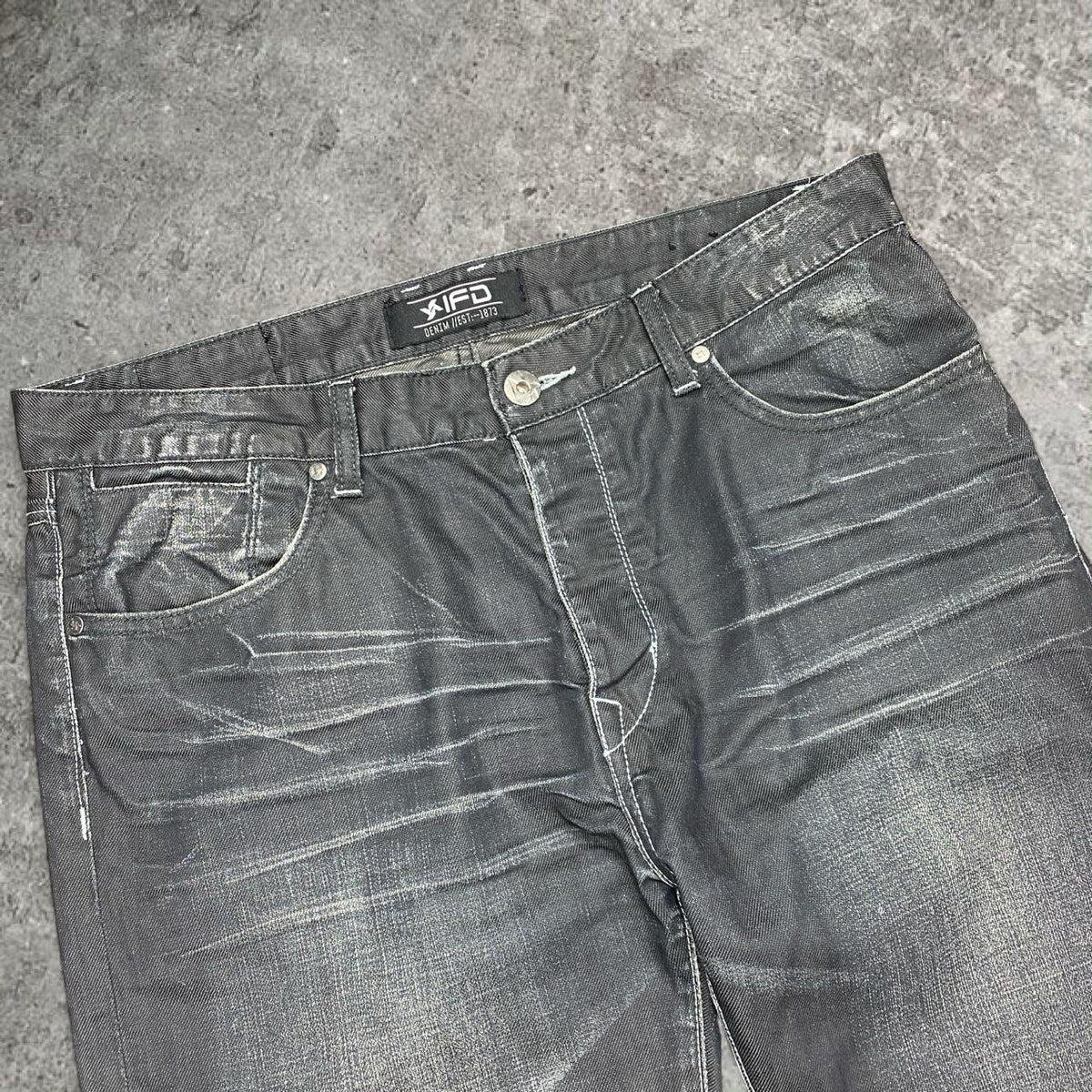 Sick 2000s Y2K washed black/ grey straight cut/ bootcut jeans, measures 37W x 28.5L