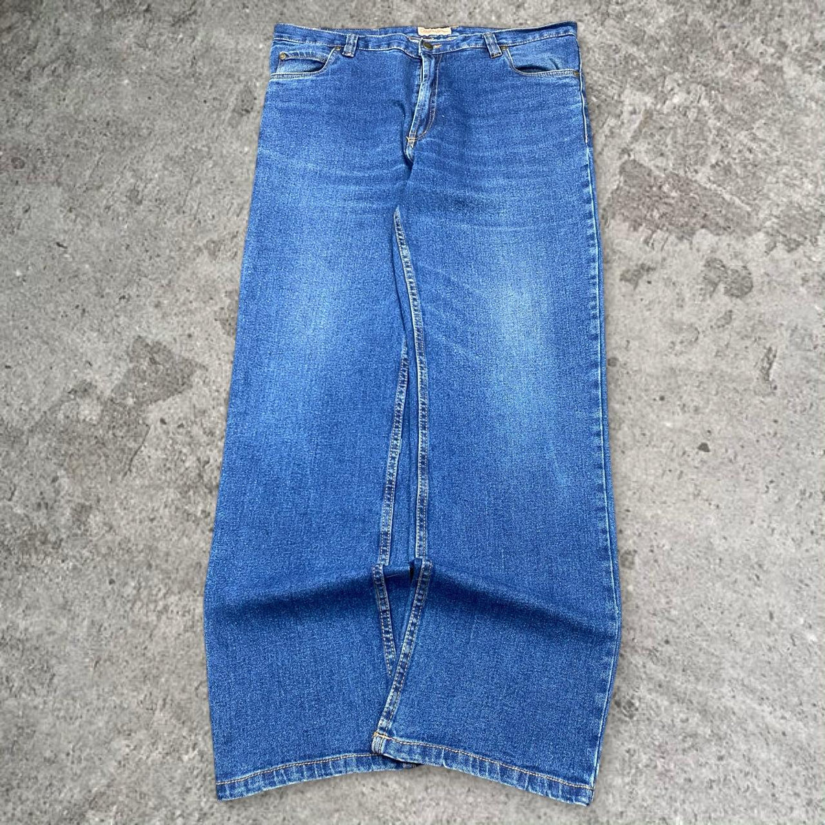 Sick 2000s Commanche straight cut washed jeans, measures 36W x 31L