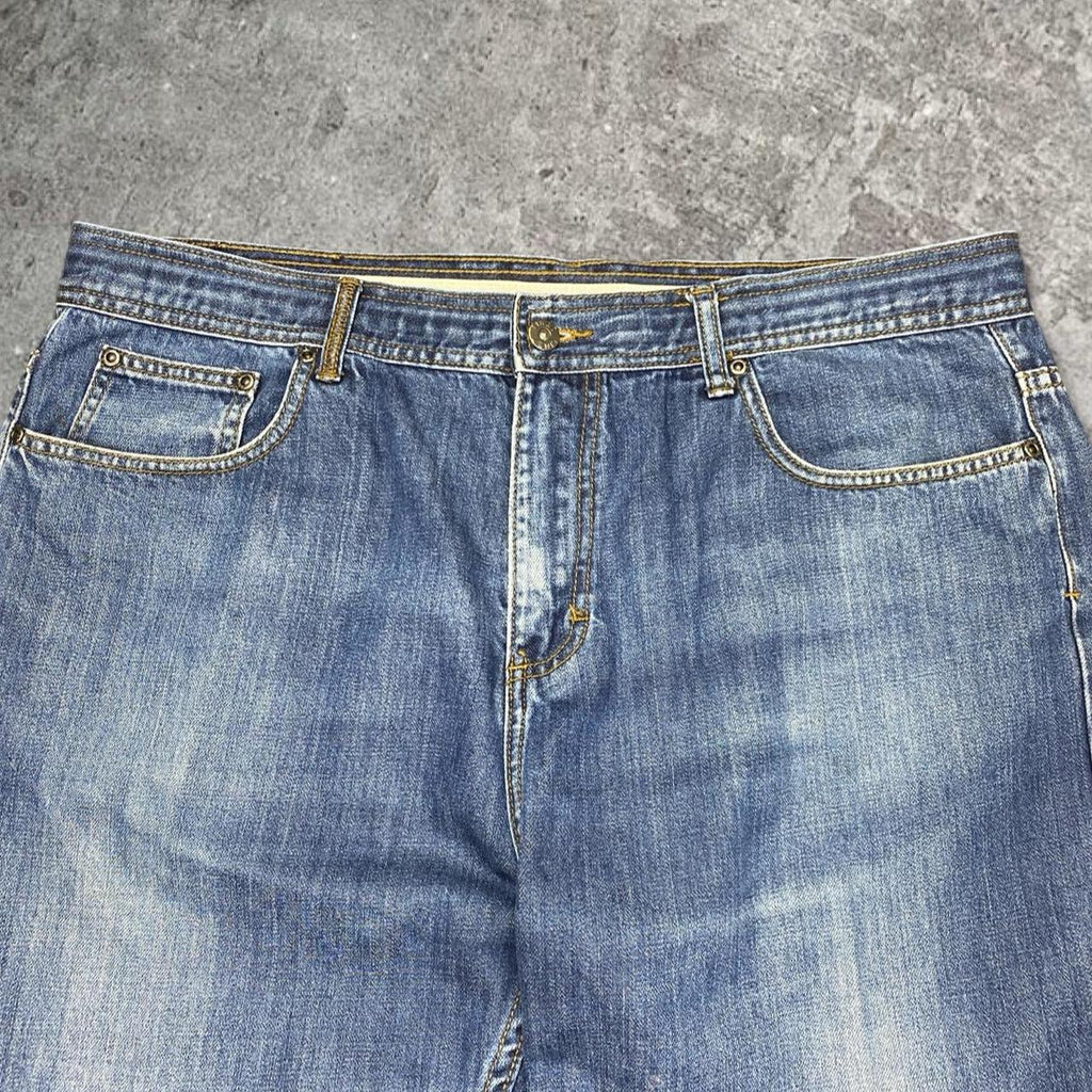 Sick 2000s washed baggy tapered jeans, measures 38W x 25L