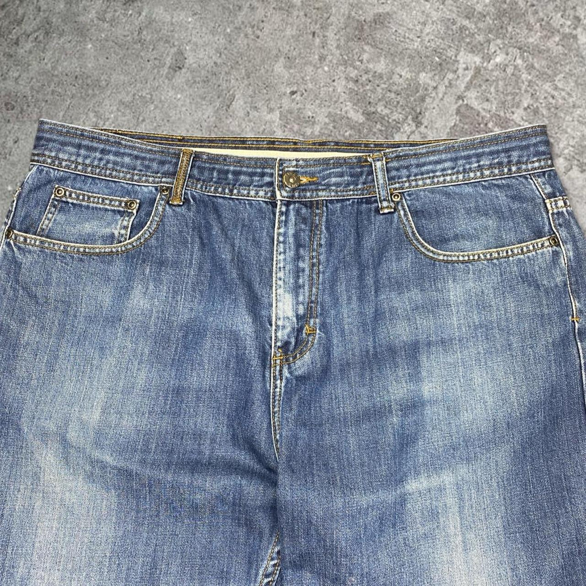 Sick 2000s washed baggy tapered jeans, measures 38W x 25L
