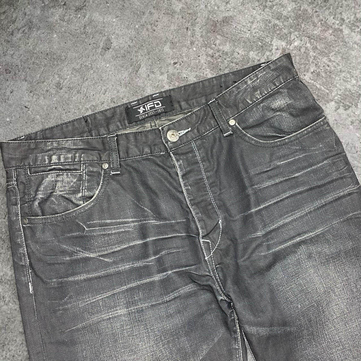Sick 2000s Y2K washed black/ grey straight cut/ bootcut jeans, measures 37W x 28.5L