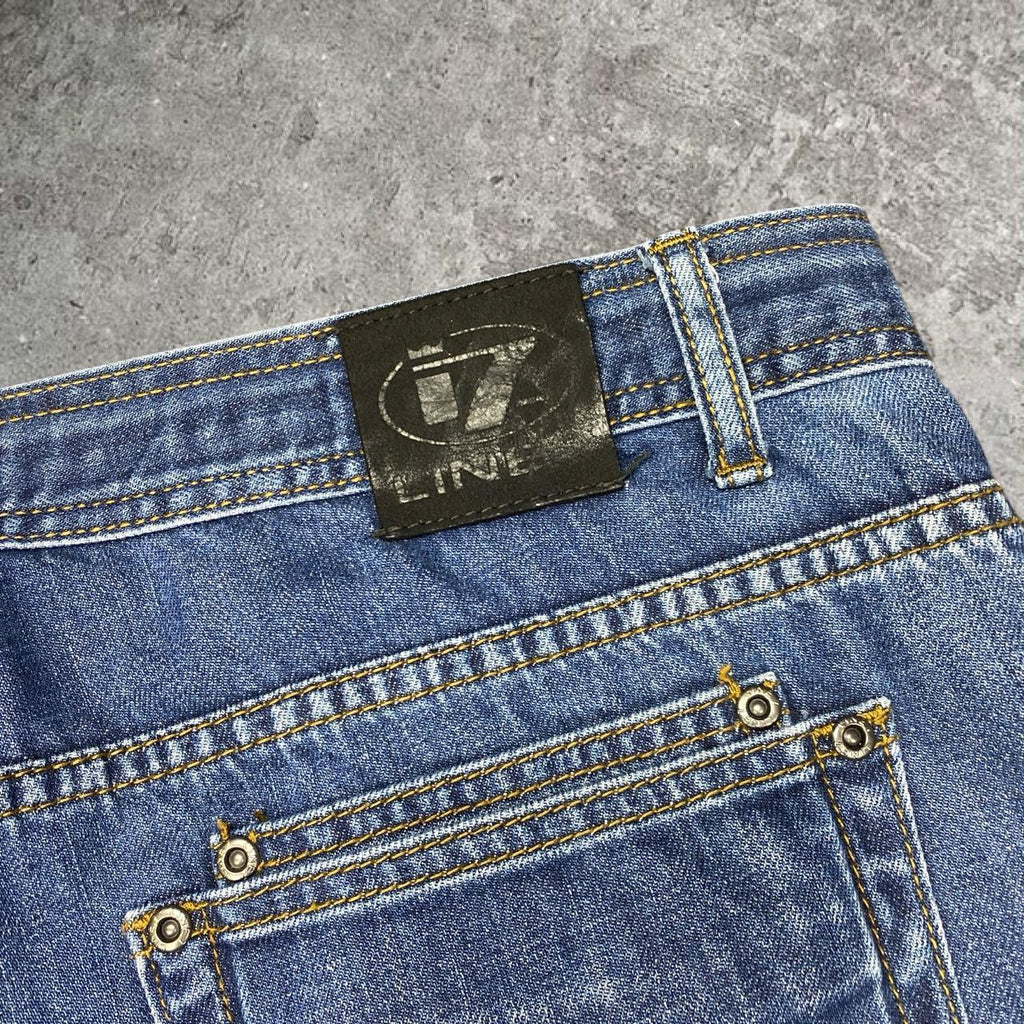 Sick 2000s washed baggy tapered jeans, measures 38W x 25L