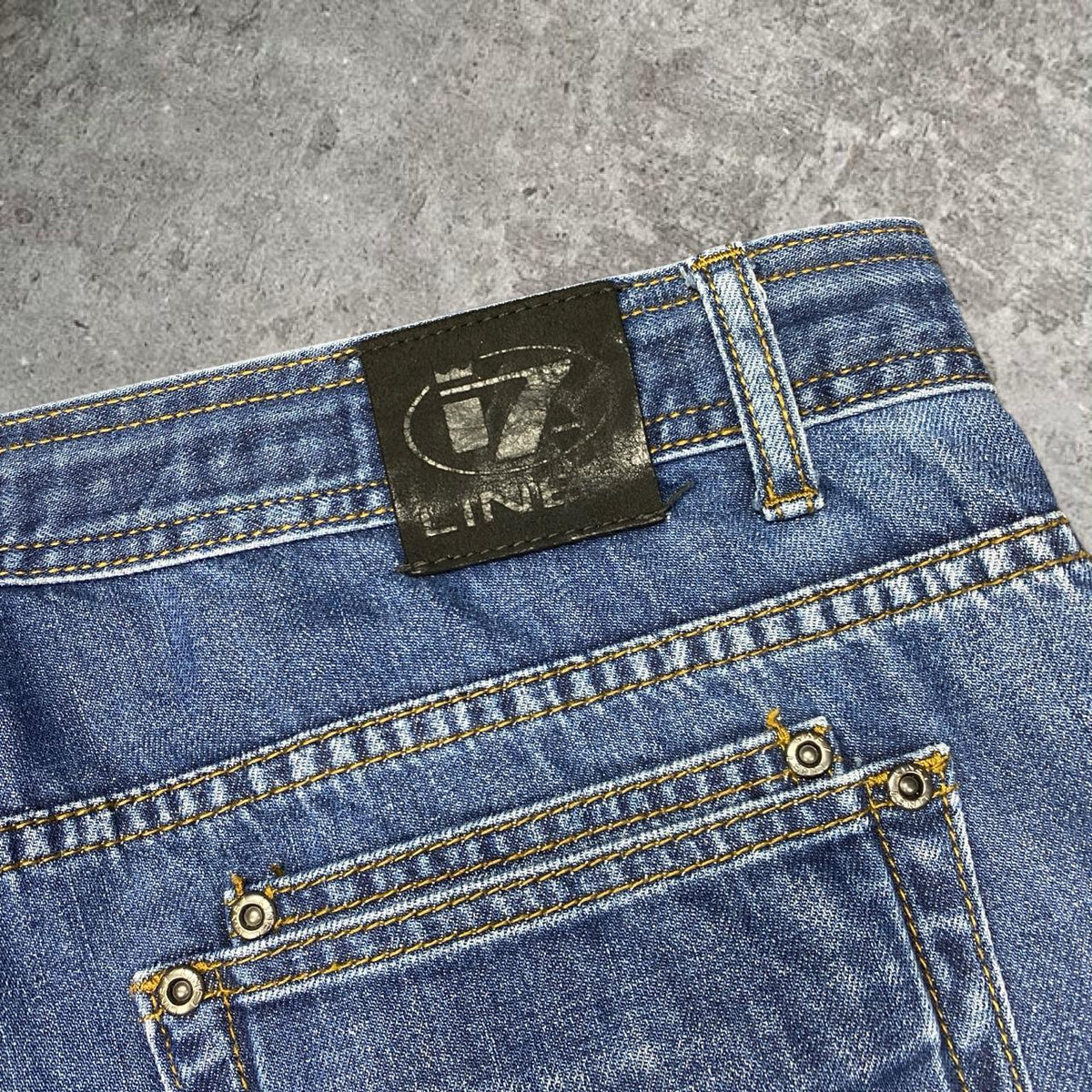 Sick 2000s washed baggy tapered jeans, measures 38W x 25L