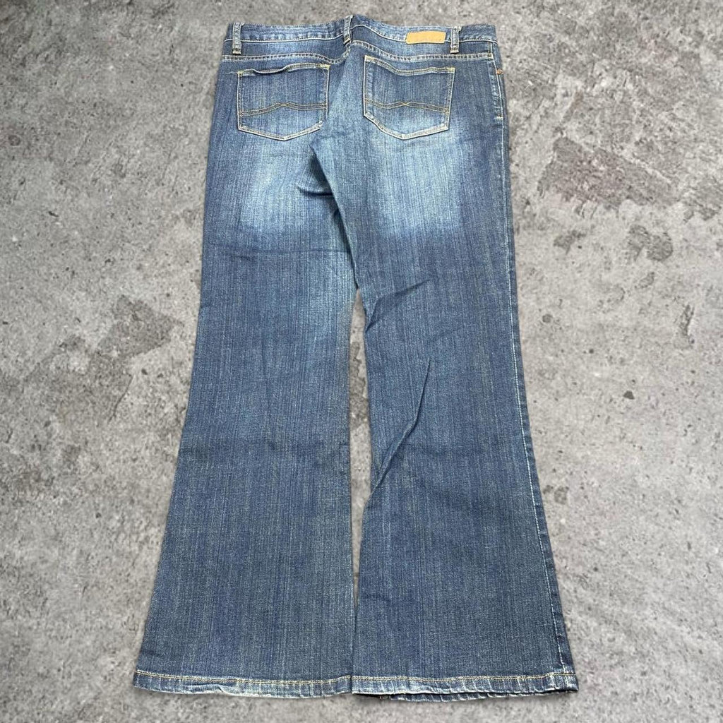 Sick 2000s low rise bootcut washed jeans, measures 35W x 30L