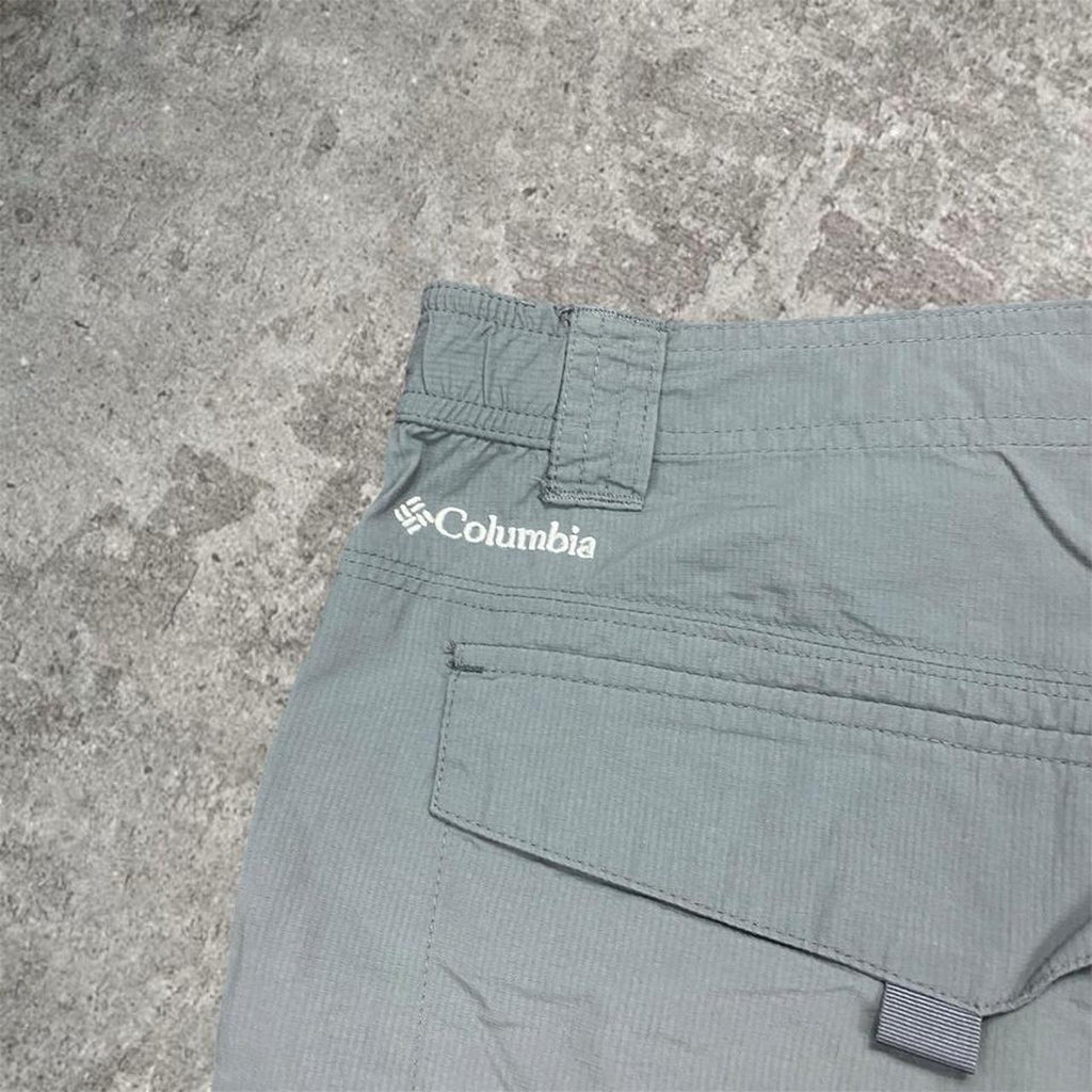 Sick 2000s embroidered Colombia hiking shorts, measures 37W x 21” outseam length