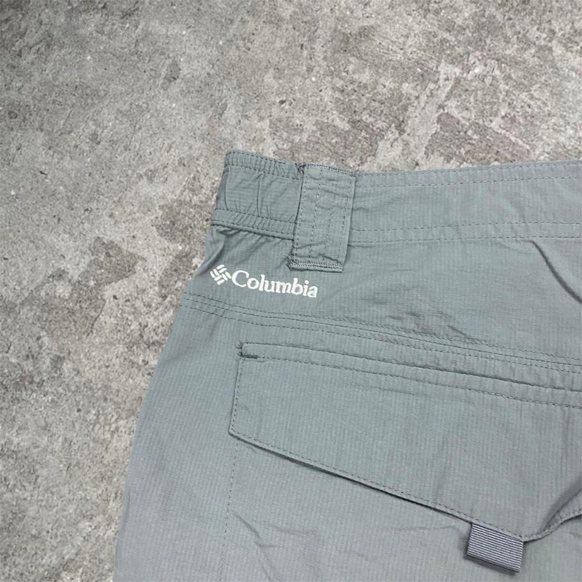 Sick 2000s embroidered Colombia hiking shorts, measures 37W x 21” outseam length
