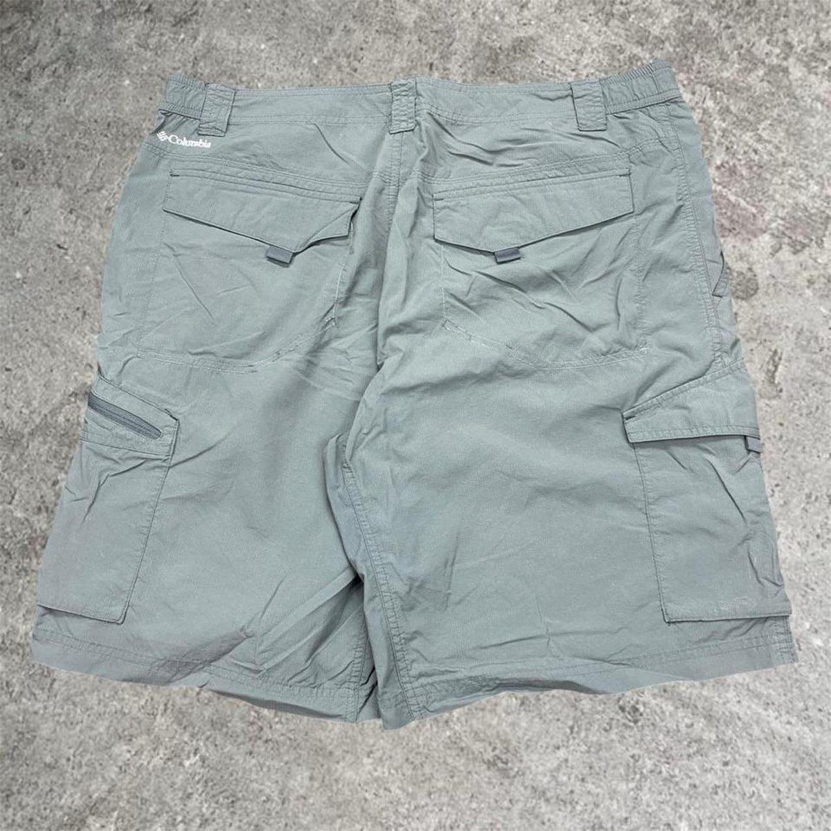 Sick 2000s embroidered Colombia hiking shorts, measures 37W x 21” outseam length