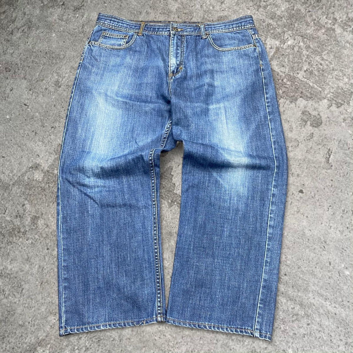 Sick 2000s washed baggy tapered jeans, measures 38W x 25L