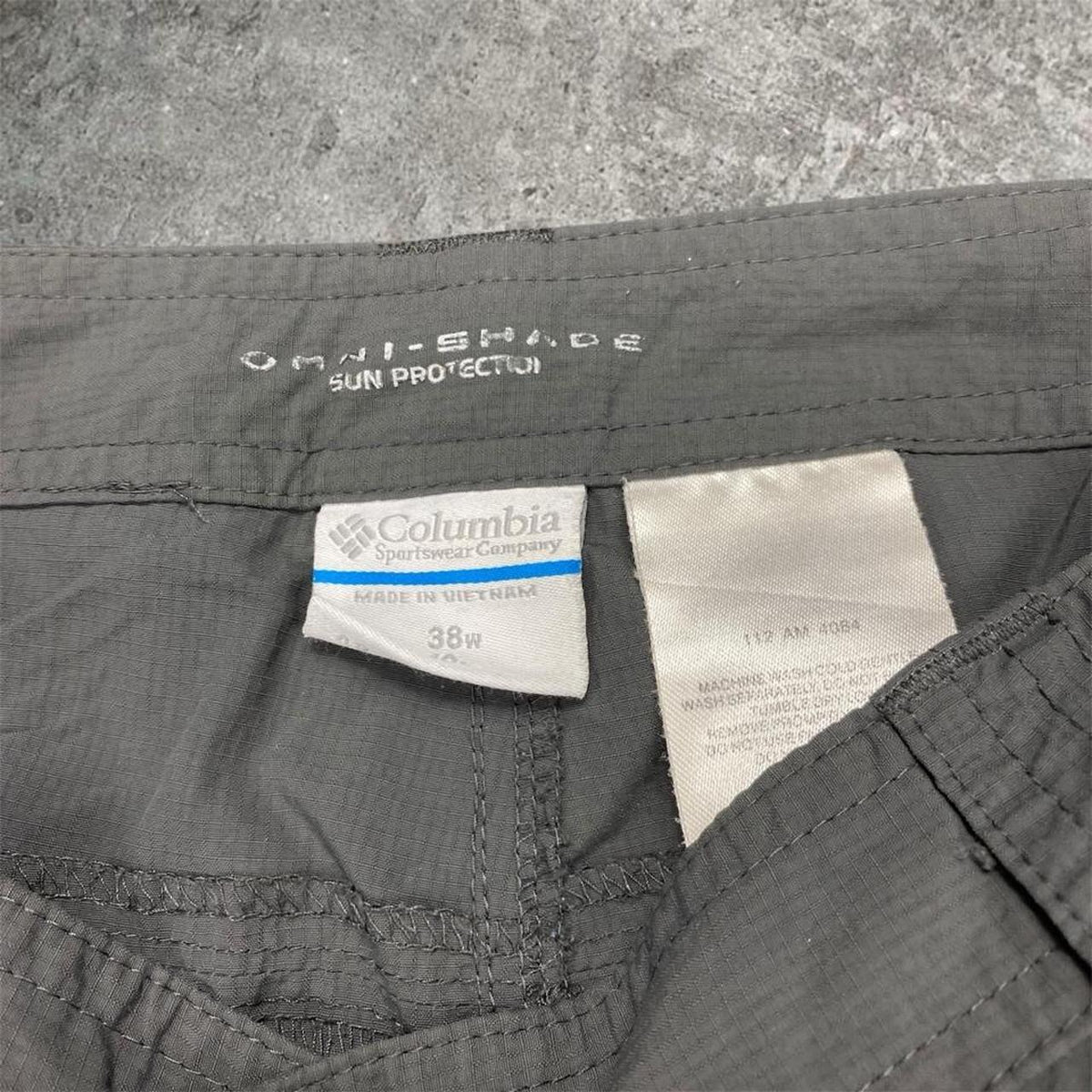 Sick 2000s embroidered Colombia hiking shorts, measures 37W x 21” outseam length