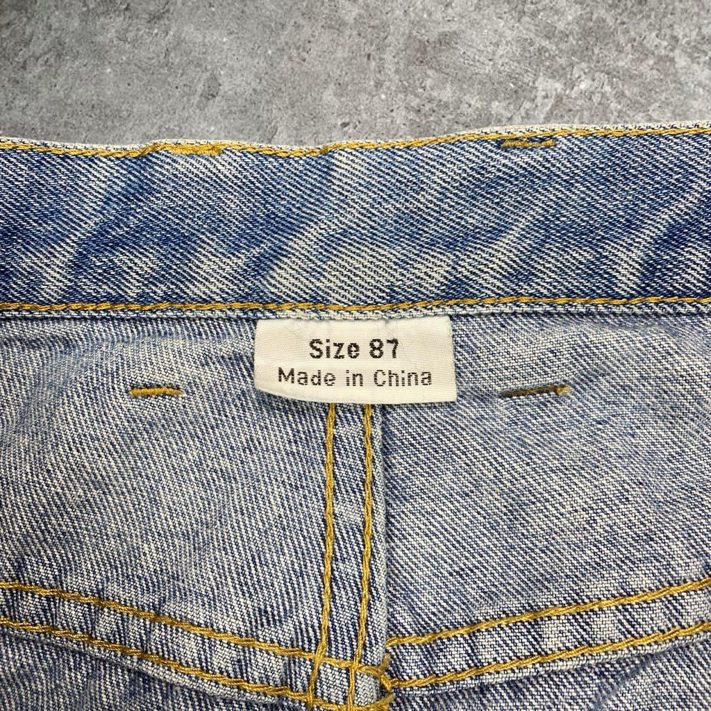 Sick 2000s washed straight cut/ tapered jeans, measures 34W x 27.5L
