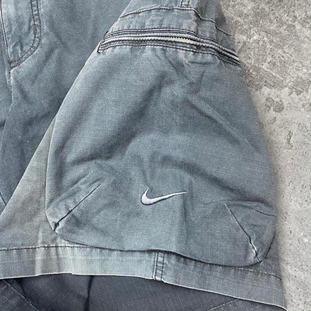 Sick 2000s embroidered Nike cargo shorts, measures 38W x 21” outseam