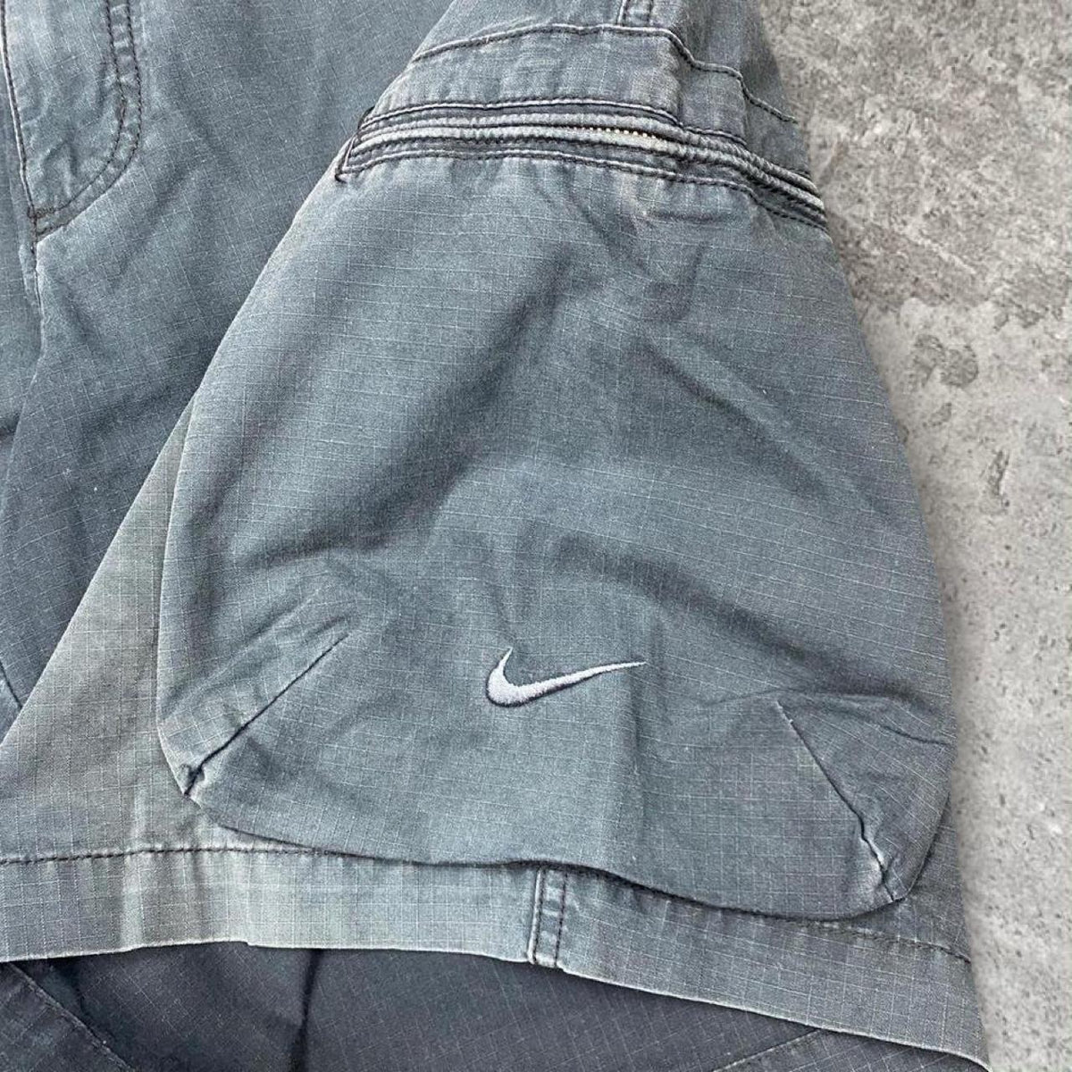 Sick 2000s embroidered Nike cargo shorts, measures 38W x 21” outseam