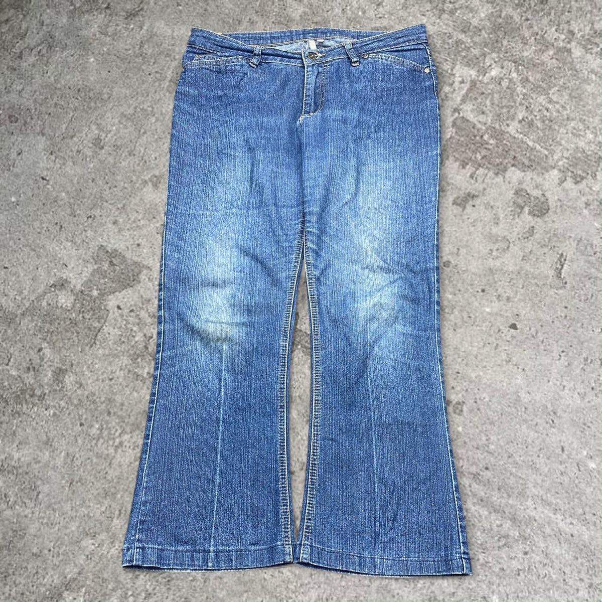 Cute 2000s bootcut low rise embroidered washed jeans, measures 34W x 35.5” outseam length