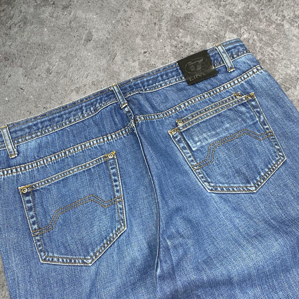 Sick 2000s washed baggy tapered jeans, measures 38W x 25L