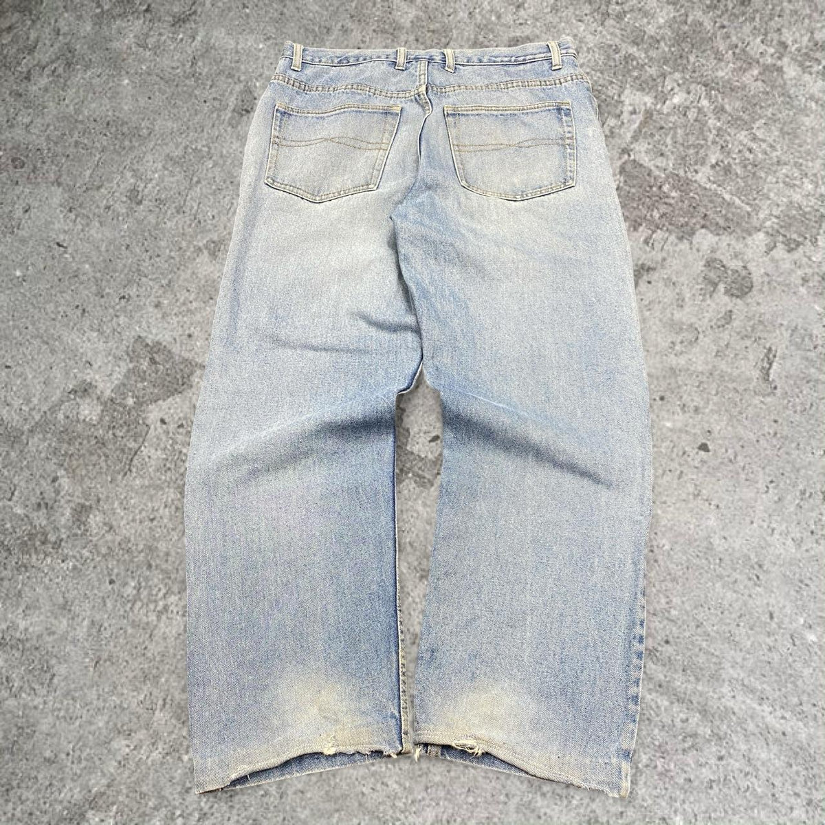 Sick 2000s washed straight cut/ tapered jeans, measures 34W x 27.5L