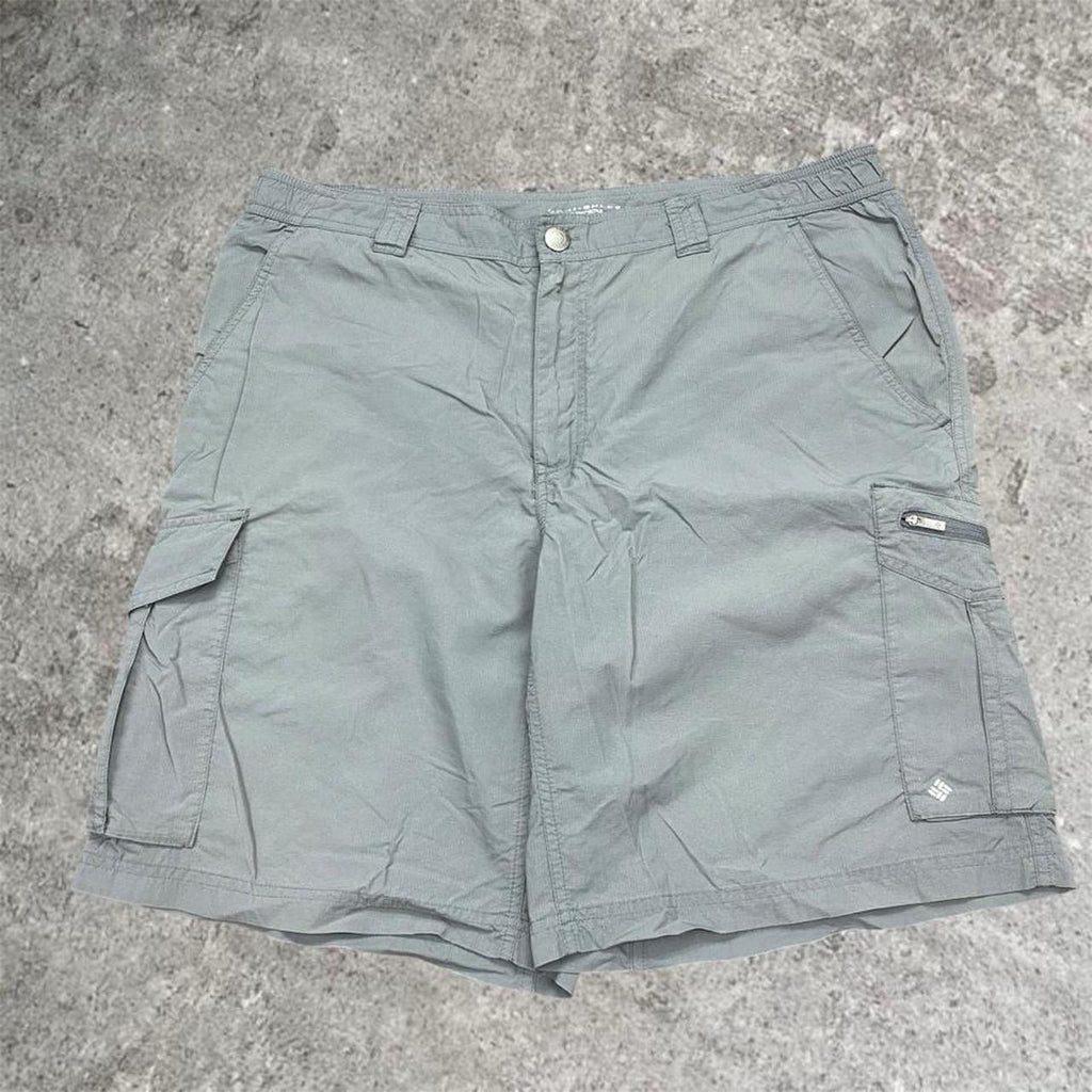 Sick 2000s embroidered Colombia hiking shorts, measures 37W x 21” outseam length