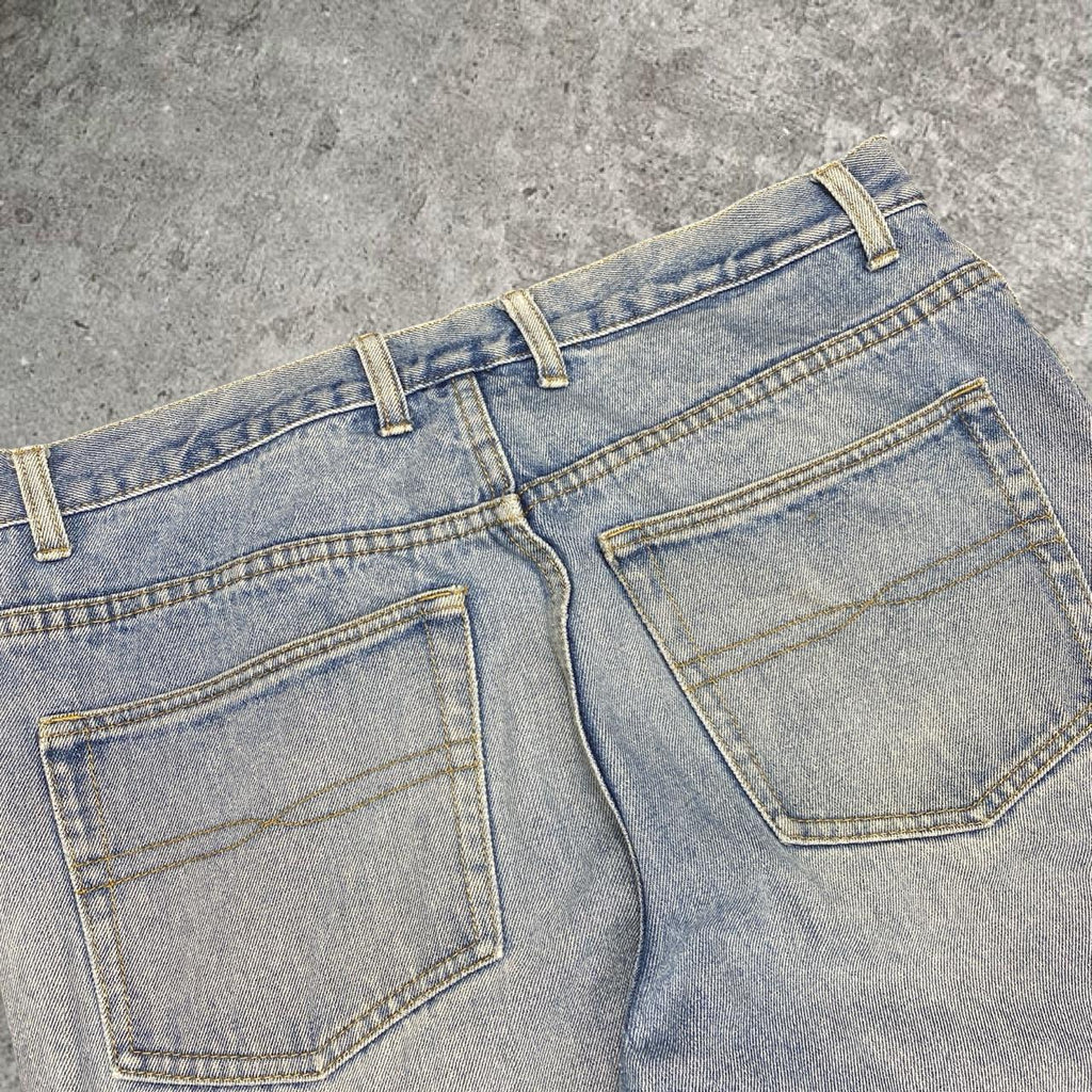 Sick 2000s washed straight cut/ tapered jeans, measures 34W x 27.5L