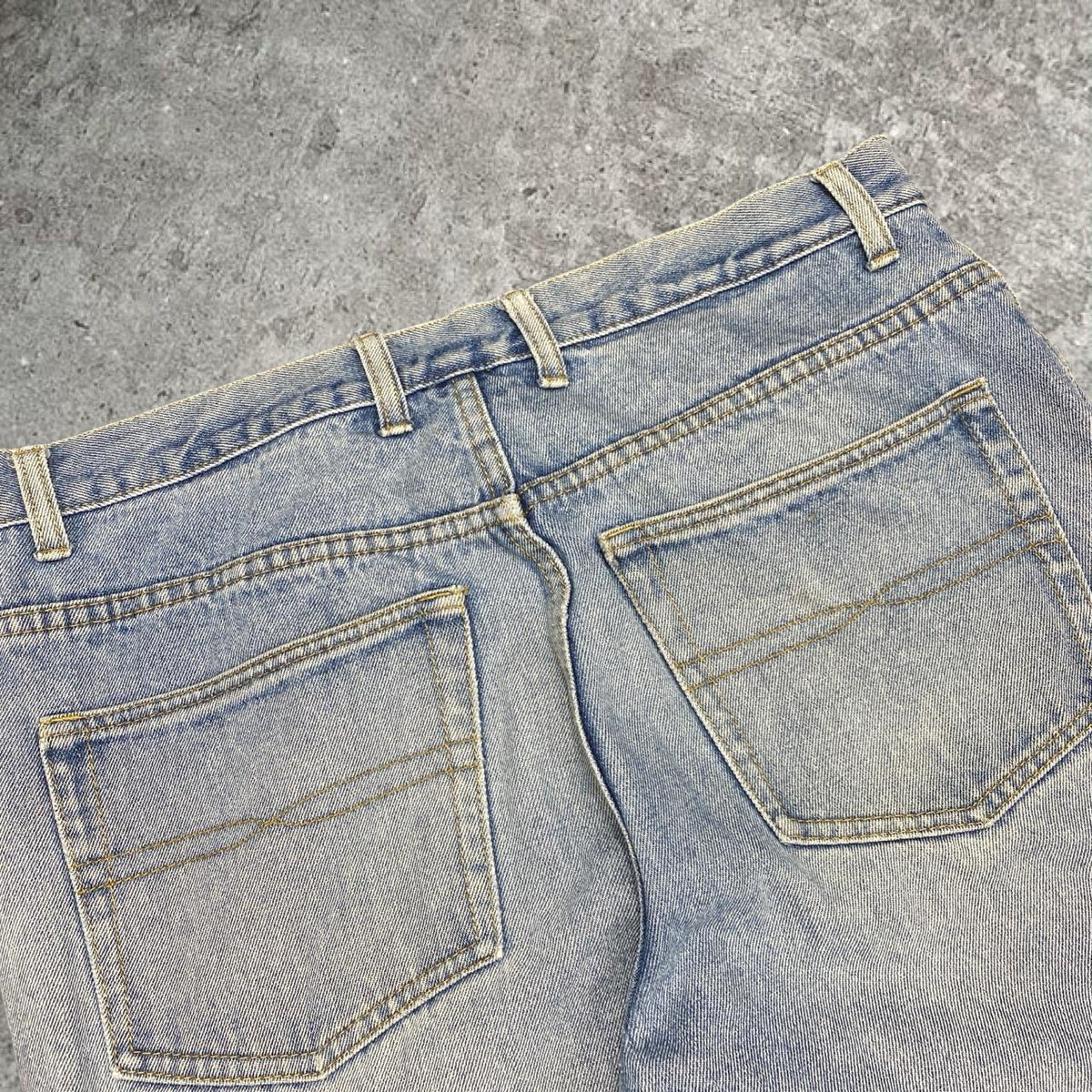 Sick 2000s washed straight cut/ tapered jeans, measures 34W x 27.5L